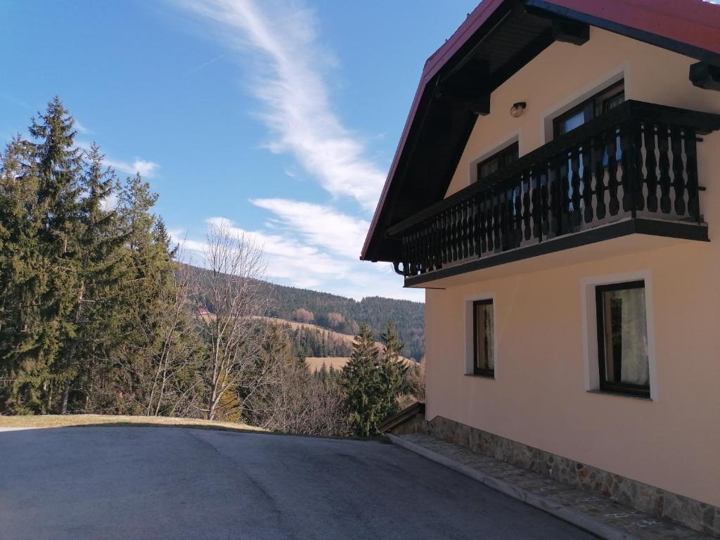 Nespecifikovaný výhled na hory nebo výhled na hory při pohledu z penzionu