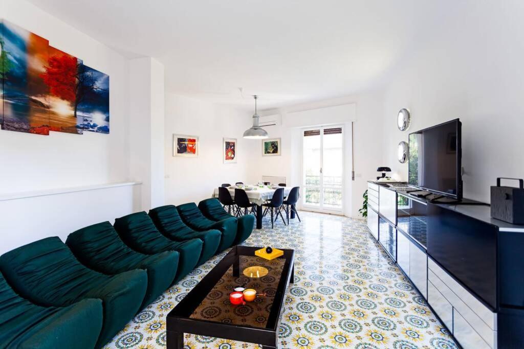 ein Wohnzimmer mit einem Sofa und einem Tisch in der Unterkunft Casa Milena in Sorrent