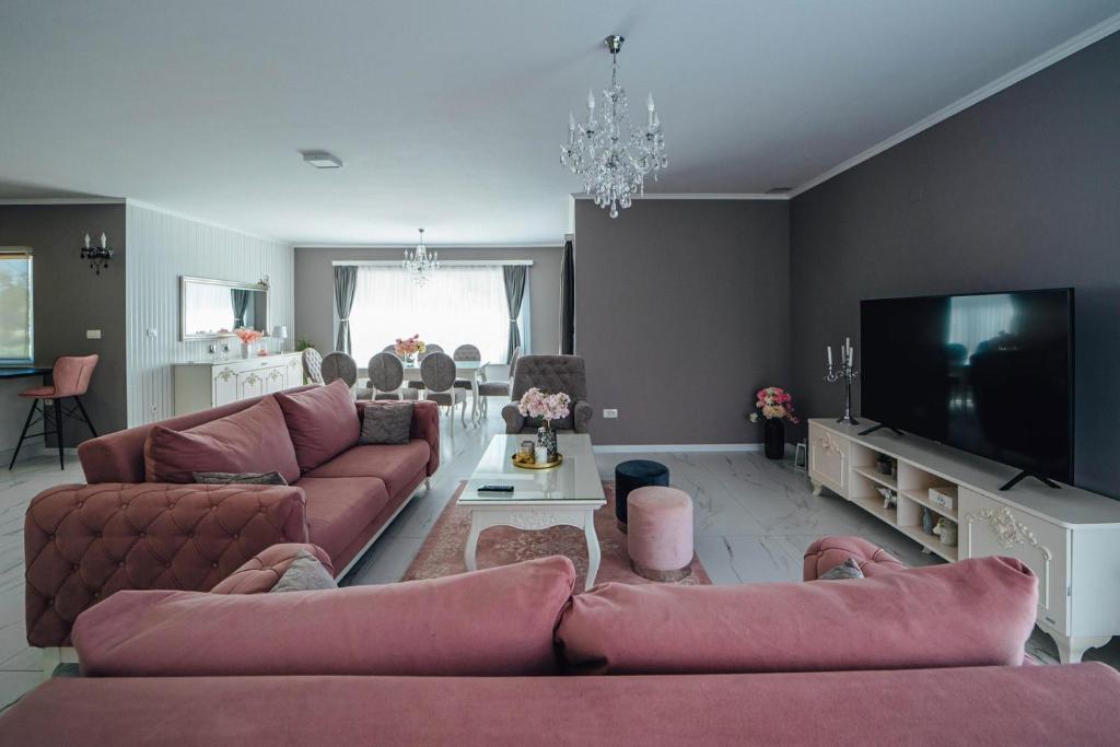 sala de estar con sofás y TV de pantalla plana. en Luxury villa Tori in Imotski, pool en Lokvičič
