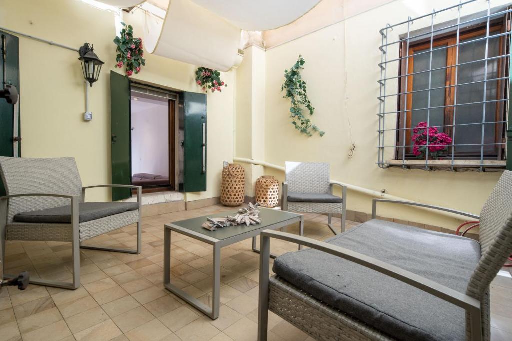 ヴェネツィアにあるSan Marco Prestige with Terrace by Wonderful Italyのリビングルーム(椅子、テーブル付)
