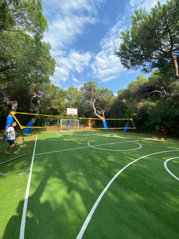 Tenis a/nebo squash v ubytování Villaggio I Sorbizzi nebo okolí