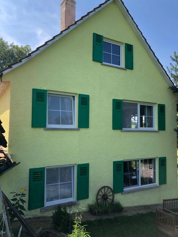 une maison verte avec volets verts dans l'établissement Weiher 1, à Rot an der Rot