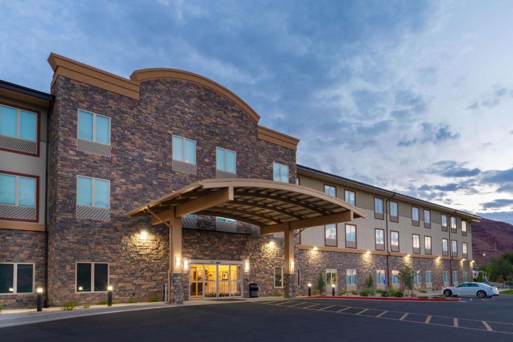 una representación de un hotel con un edificio en Wingate by Wyndham Moab, en Moab