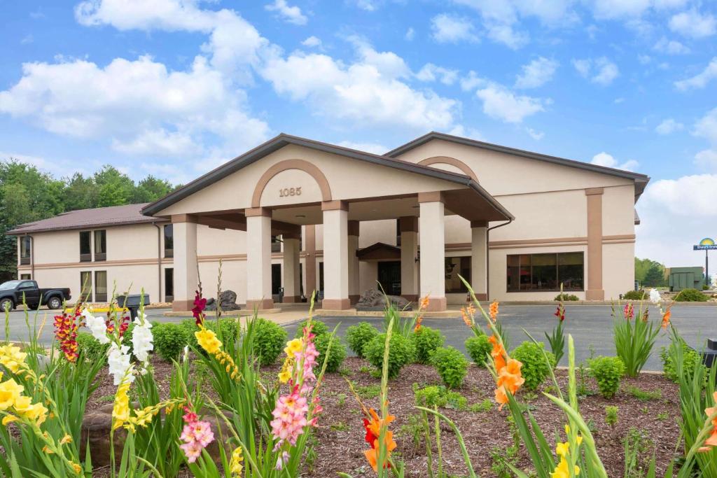 un edificio con un jardín de flores delante de él en Days Inn by Wyndham Blairsville, en Blairsville