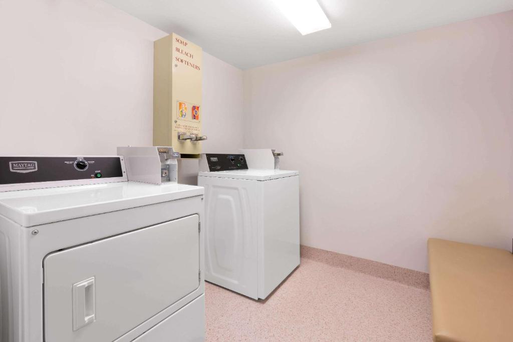 Kuchyň nebo kuchyňský kout v ubytování Super 8 by Wyndham Winnipeg West