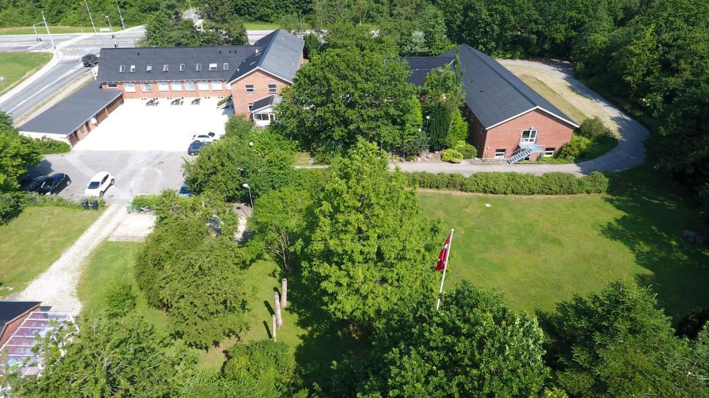 uma vista aérea de uma casa com um grande pátio em Aarhus Hostel og Hotel em Aarhus