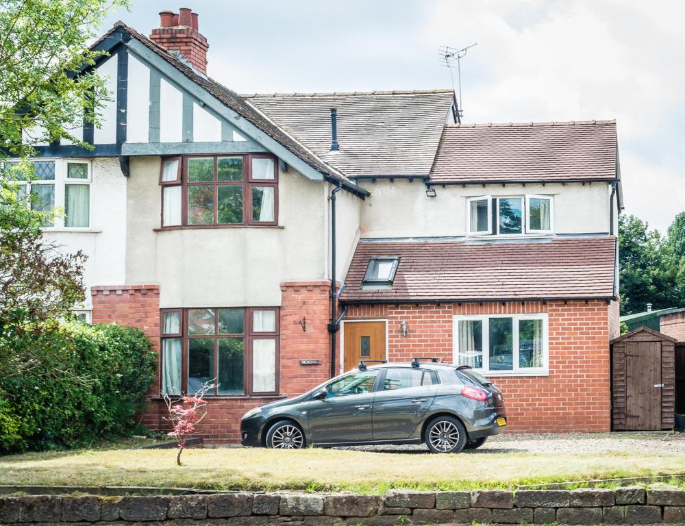 um carro estacionado em frente a uma casa em Newlyn House - Sleeps 11 em Chester