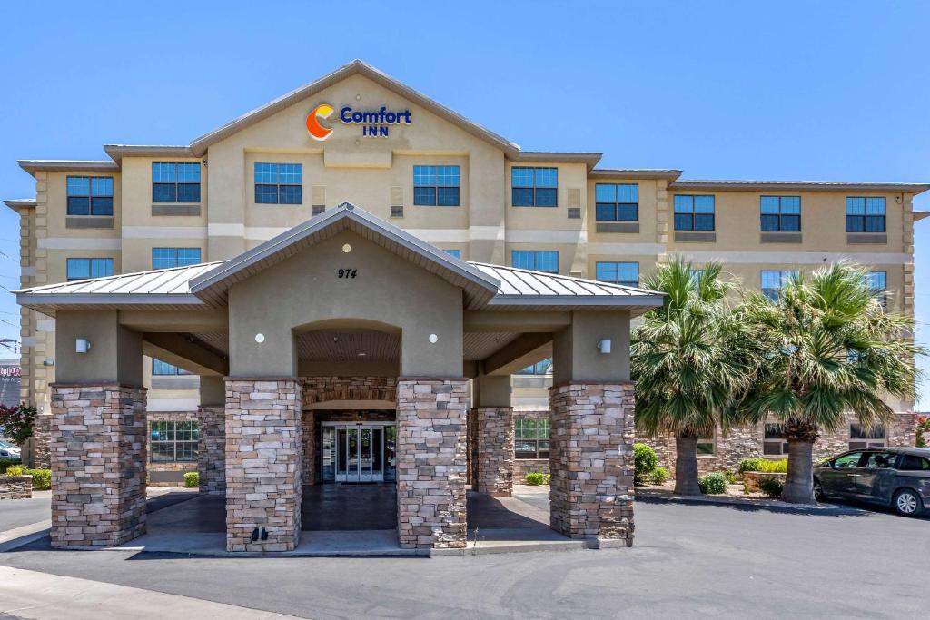 une représentation de l'avant d'un hôtel dans l'établissement Comfort Inn Saint George North, à Saint George