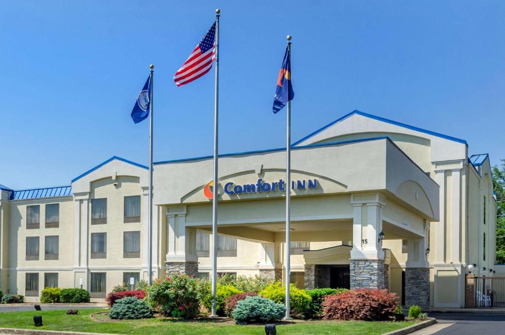 a building with three flags in front of it at Comfort Inn in Waynesboro