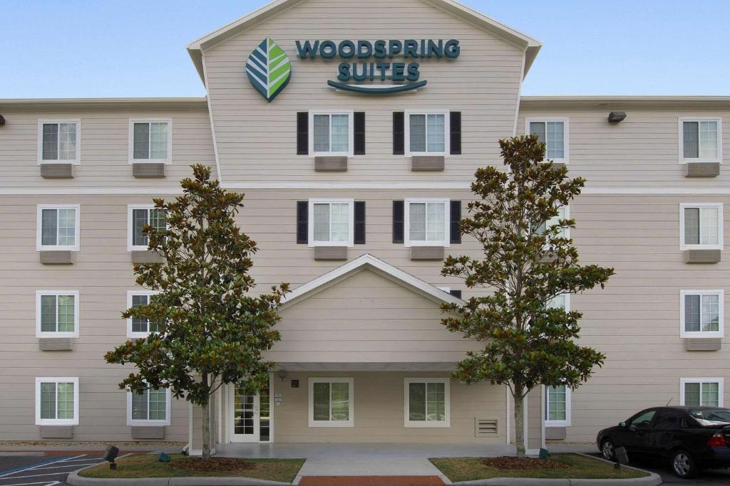 een bord aan de zijkant van een gebouw bij WoodSpring Suites Gainesville I-75 in Gainesville