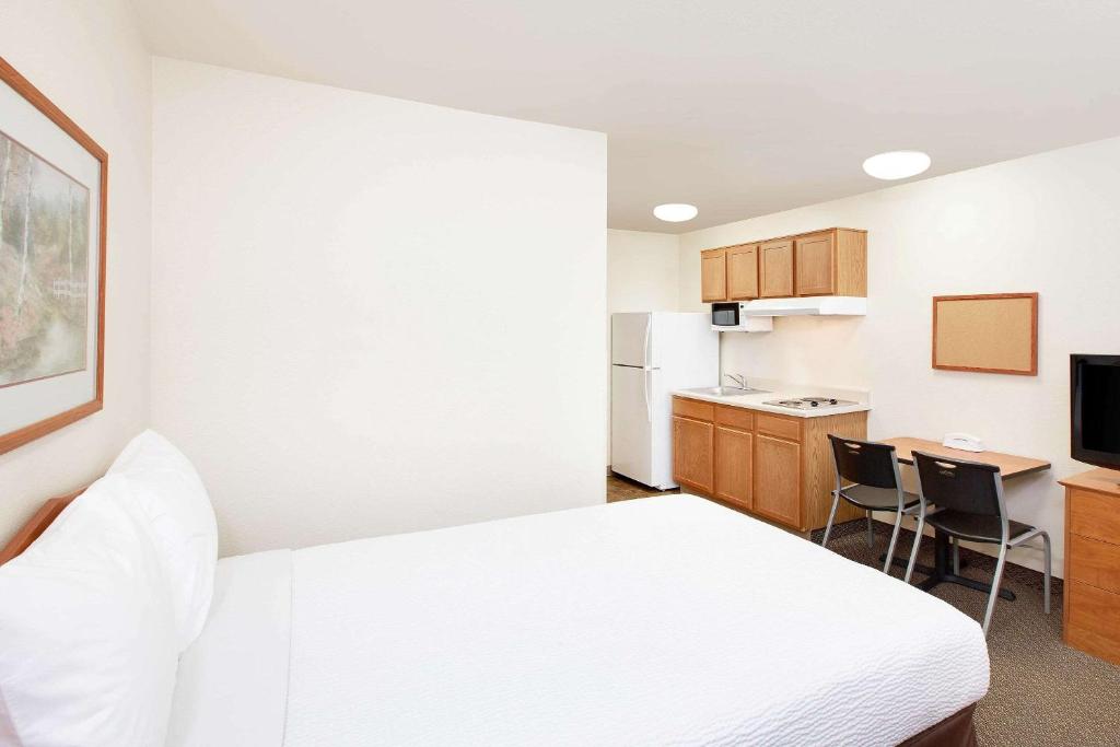 Kuchyň nebo kuchyňský kout v ubytování WoodSpring Suites Tyler Rose Garden