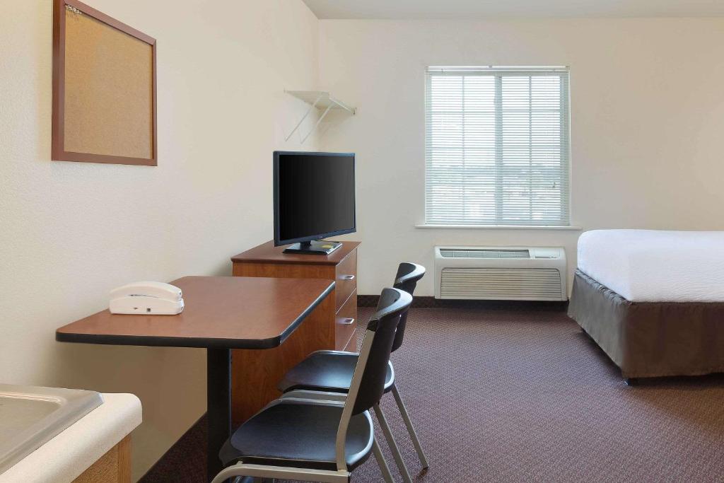 Postel nebo postele na pokoji v ubytování WoodSpring Suites Tyler Rose Garden