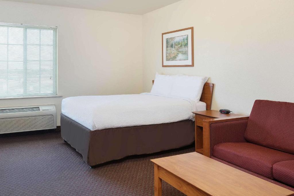 Postel nebo postele na pokoji v ubytování WoodSpring Suites Tyler Rose Garden