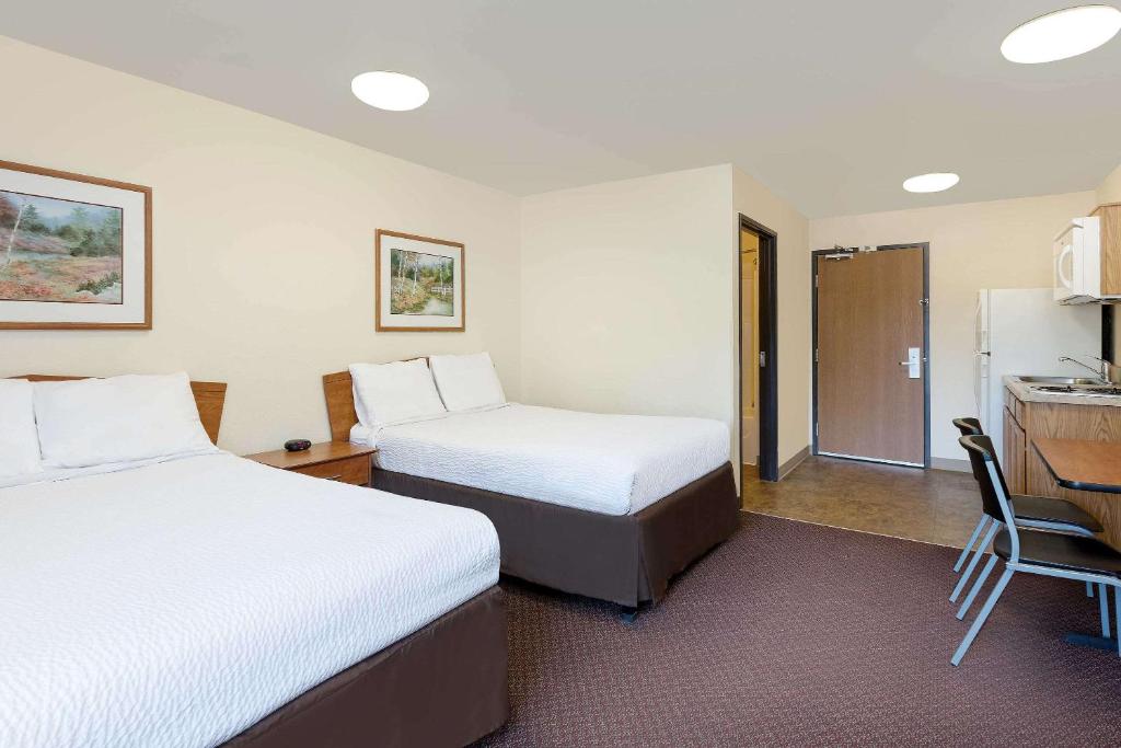 Postel nebo postele na pokoji v ubytování WoodSpring Suites Tyler Rose Garden