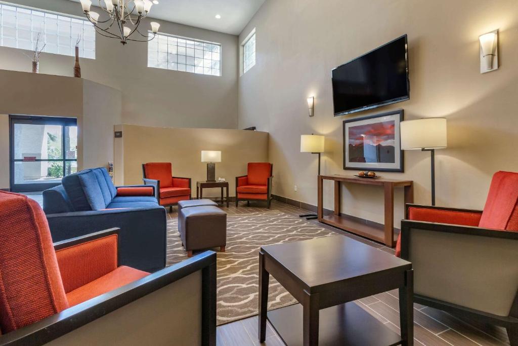 TV a/nebo společenská místnost v ubytování Comfort Inn & Suites North Tucson Marana