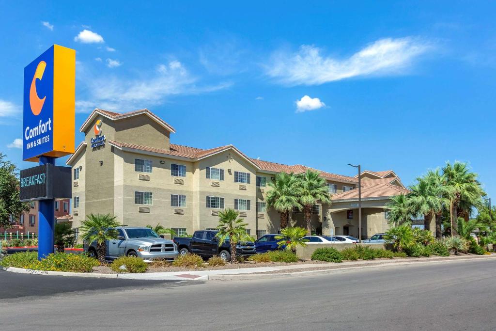 un hotel con coches estacionados frente a un edificio en Comfort Inn & Suites North Tucson Marana, en Tucson