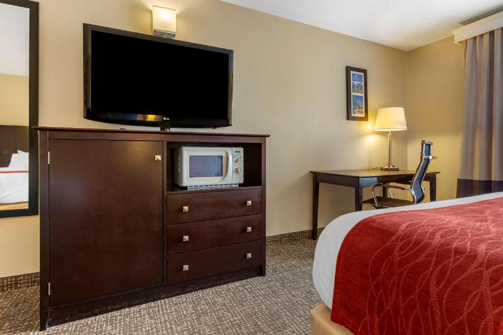 TV a/nebo společenská místnost v ubytování Comfort Inn & Suites North Tucson Marana