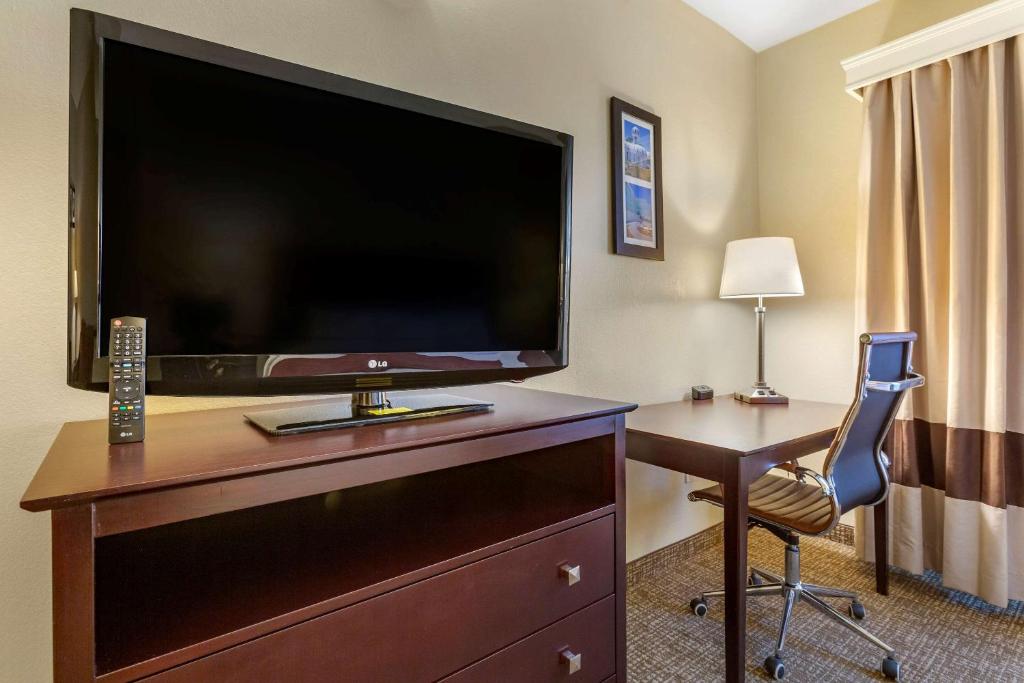 TV a/nebo společenská místnost v ubytování Comfort Inn & Suites North Tucson Marana