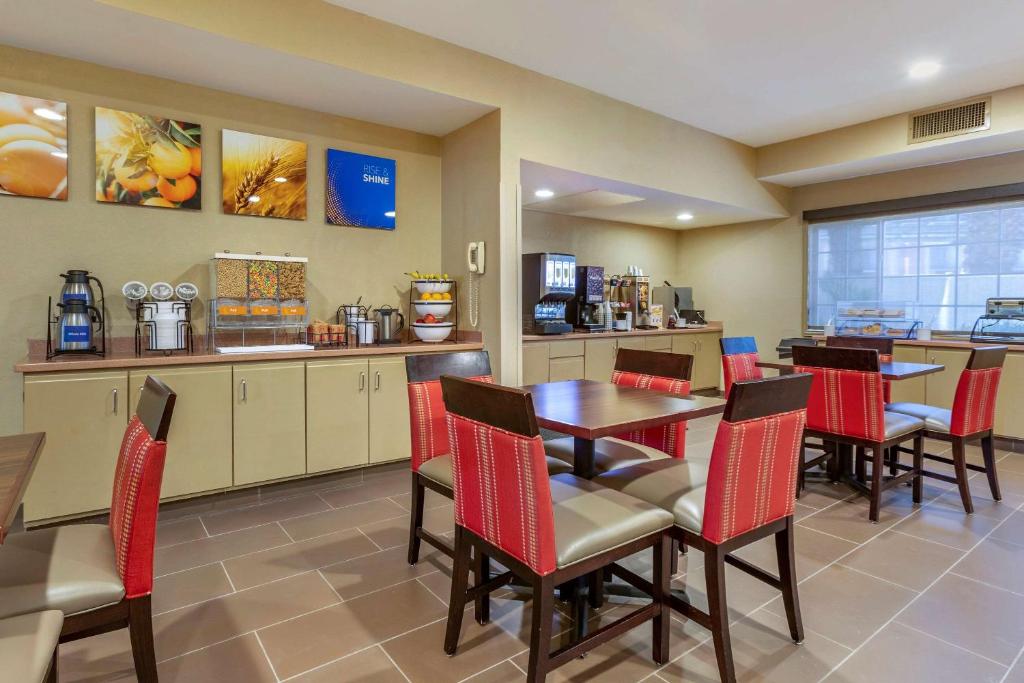 Kuchyň nebo kuchyňský kout v ubytování Comfort Inn & Suites North Tucson Marana