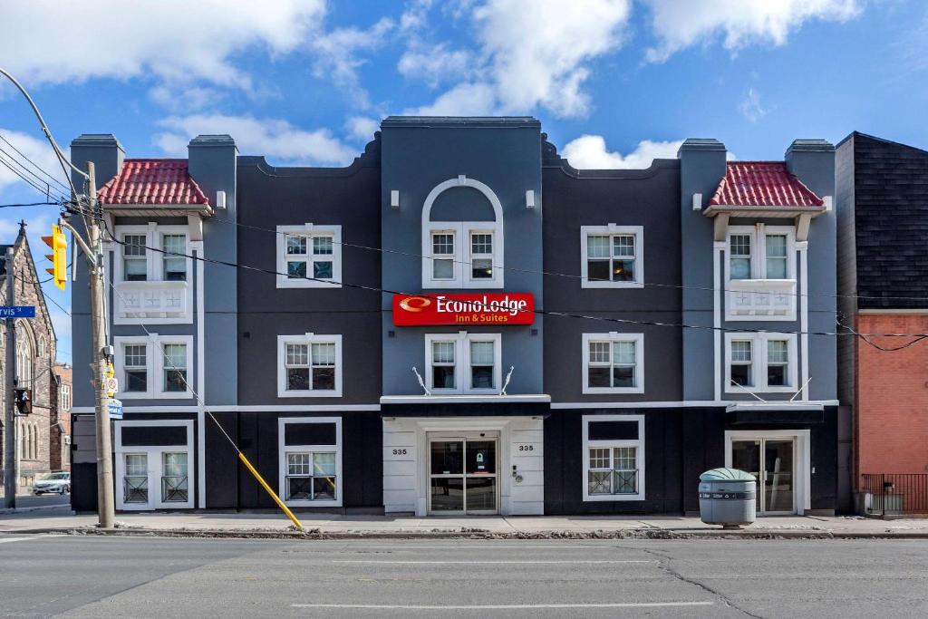 - un grand bâtiment noir avec un panneau rouge dans l'établissement Econo Lodge Inn & Suites Downtown, à Toronto