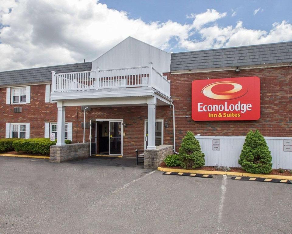 a red brick building with a sign on the front of it at Econo Lodge Inn & Suites Windsor in Windsor Locks
