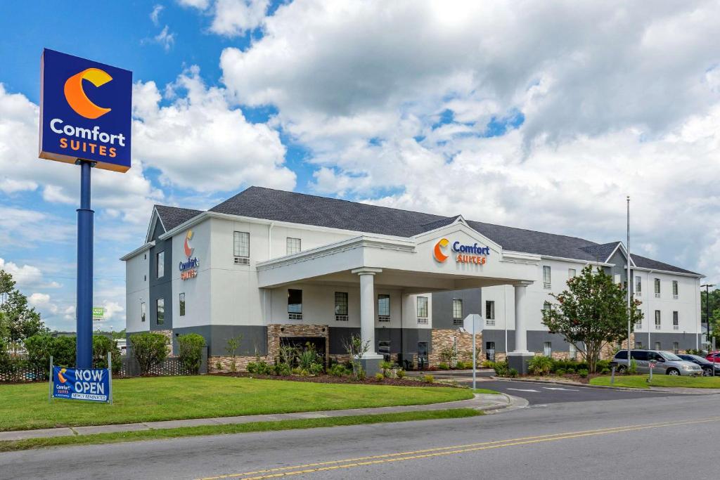 un edificio con una señal de suites confort delante de él en Comfort Suites near Camp Lejeune, en Jacksonville