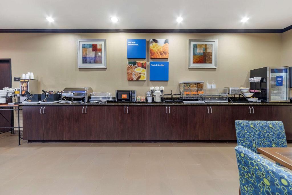 Comfort Inn & Suites Oklahoma City West - I-40 photo