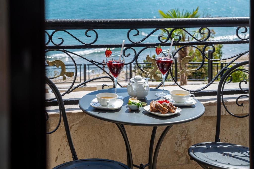 A balcony or terrace at Onyx Beach Residence - Free Parking & Beach Access