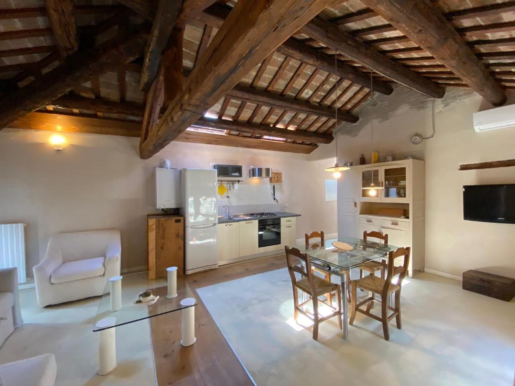 una cucina e una sala da pranzo con tavolo e sedie di InCastrum - la soffitta in centro a Ferrara