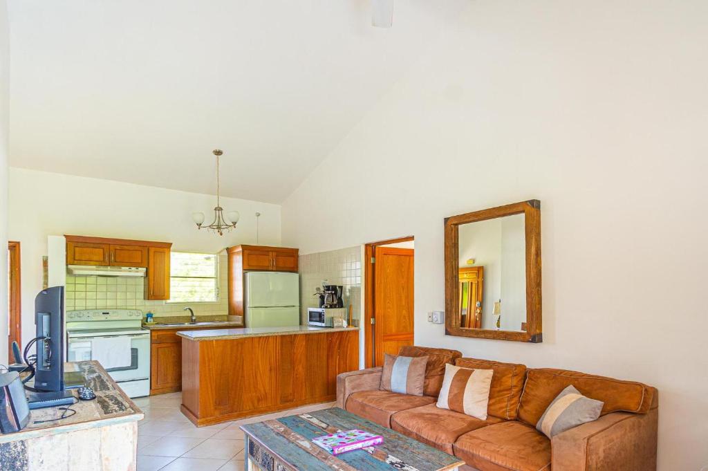 uma sala de estar com um sofá e uma cozinha em Hispaniola Sol C4 em Sosúa
