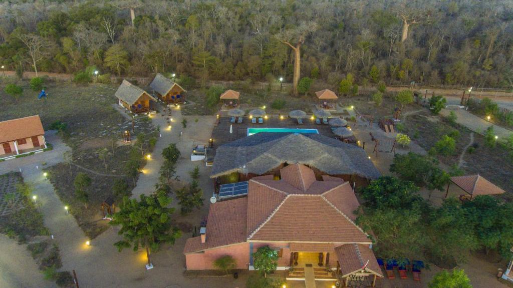  Elle offre une vue sur une grande maison dotée d'une piscine. dans l'établissement RELAIS DU KIRINDY, à Kirindy