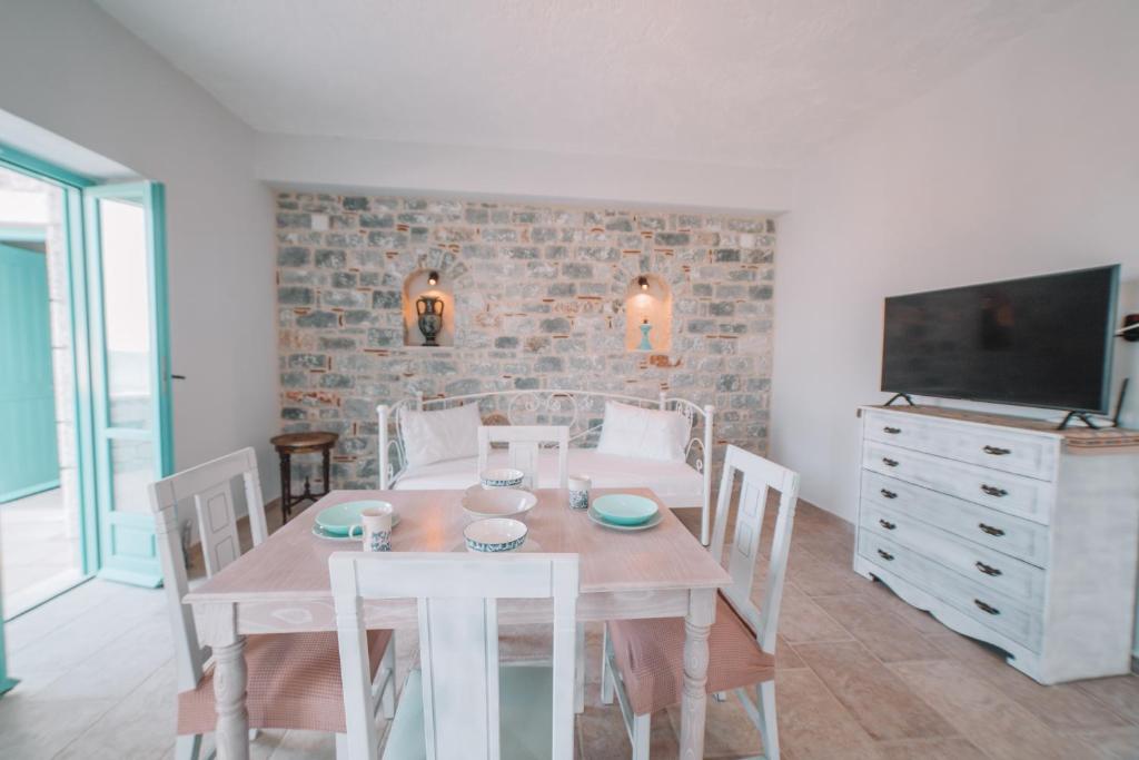TV a/nebo společenská místnost v ubytování George SeaFront Suites