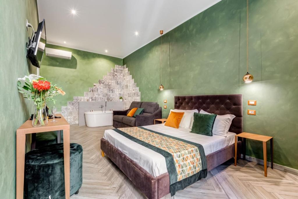 um quarto com uma cama e um sofá em Ripetta Deluxe Suites em Roma