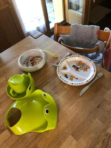 una mesa de madera con un pato de juguete amarillo en Chalet Petunia en Grächen