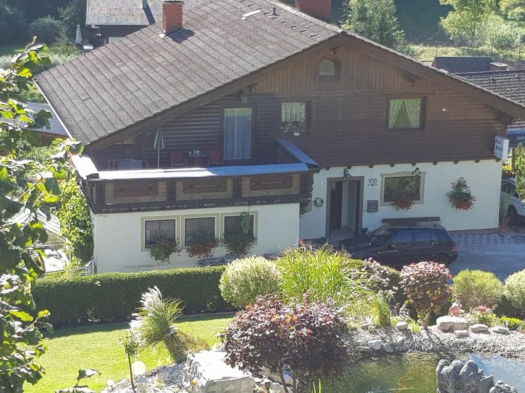 una casa con un coche aparcado delante de ella en Hiasl Stubn, en Donnersbach