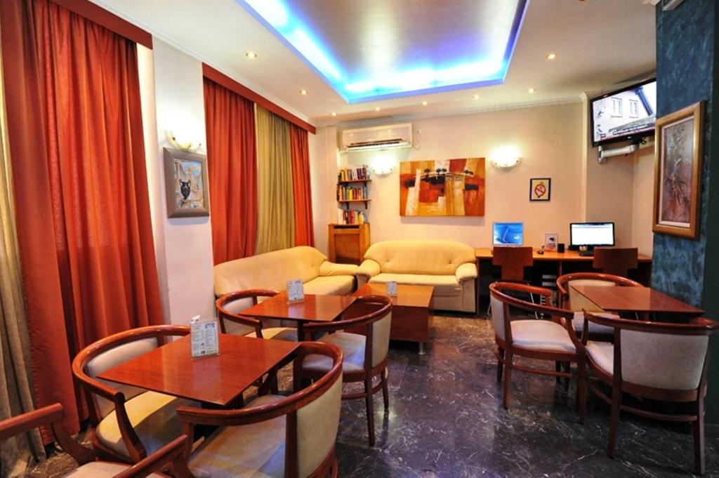 TV a/nebo společenská místnost v ubytování Pergamos Hotel