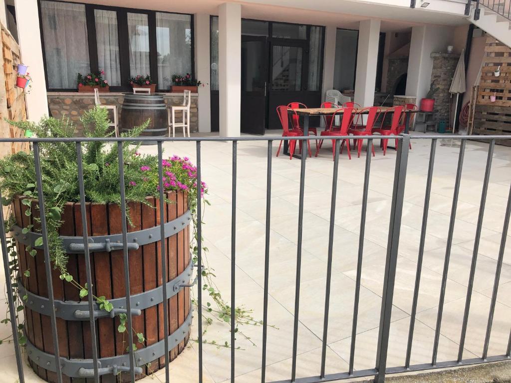 une clôture en fer forgé avec un planteur sur une terrasse dans l'établissement Corte del Garda Home, à Castelnuovo del Garda