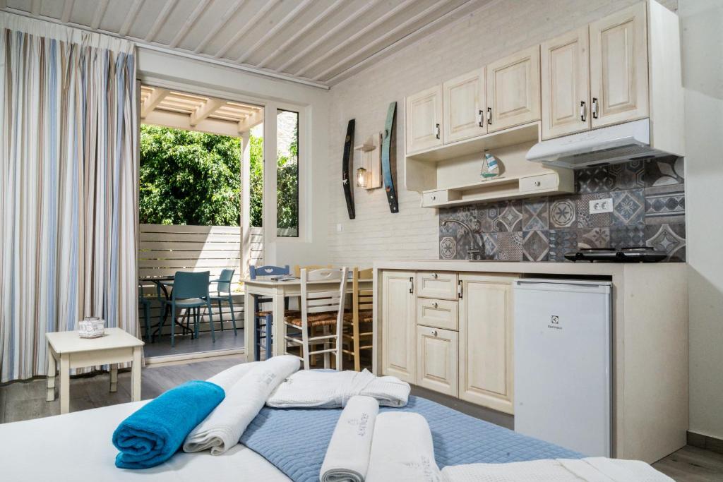 Kuchyň nebo kuchyňský kout v ubytování Alkionides Seaside Hotel