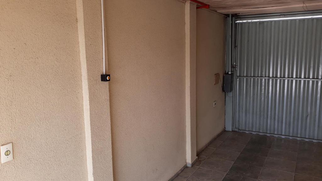 um corredor vazio com uma porta num quarto em Edifício Belio em Cascavel