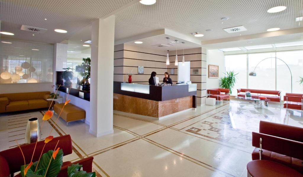 TV a/nebo společenská místnost v ubytování Breaking Business Hotel