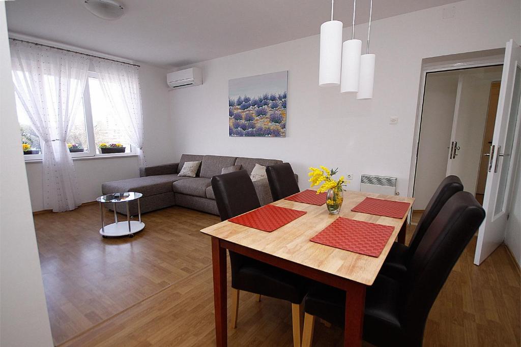 sala de estar con mesa y sofá en City Center Accommodation, en Zadar