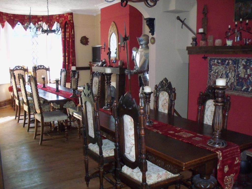 A restaurant or other place to eat at Minstrel's Rest 