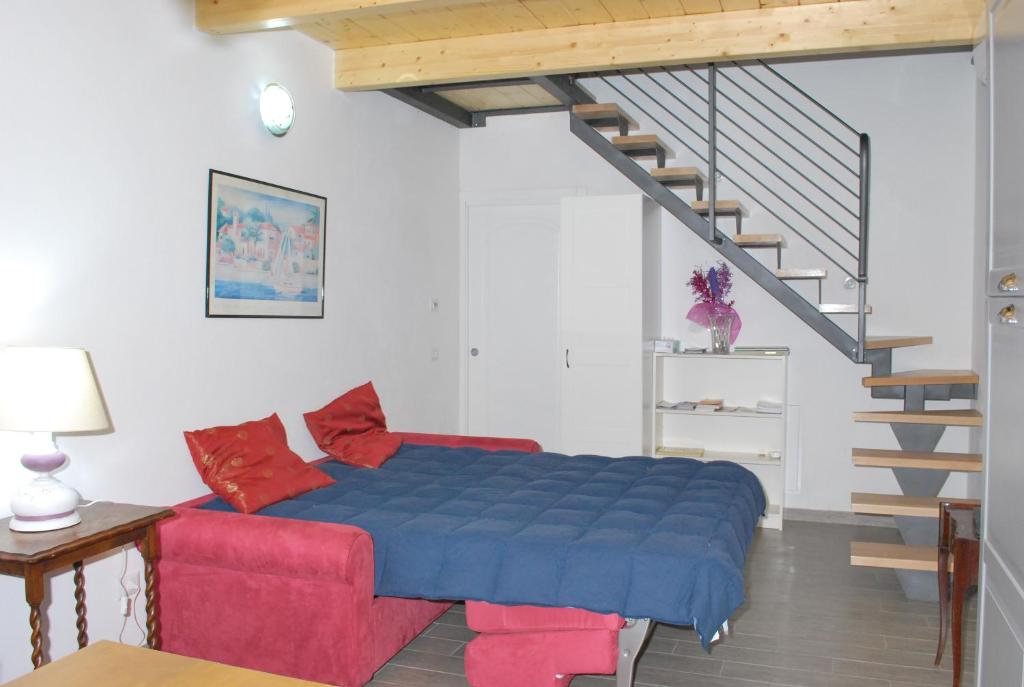 uma sala de estar com uma cama azul e uma escada em La Tinaia em Florença