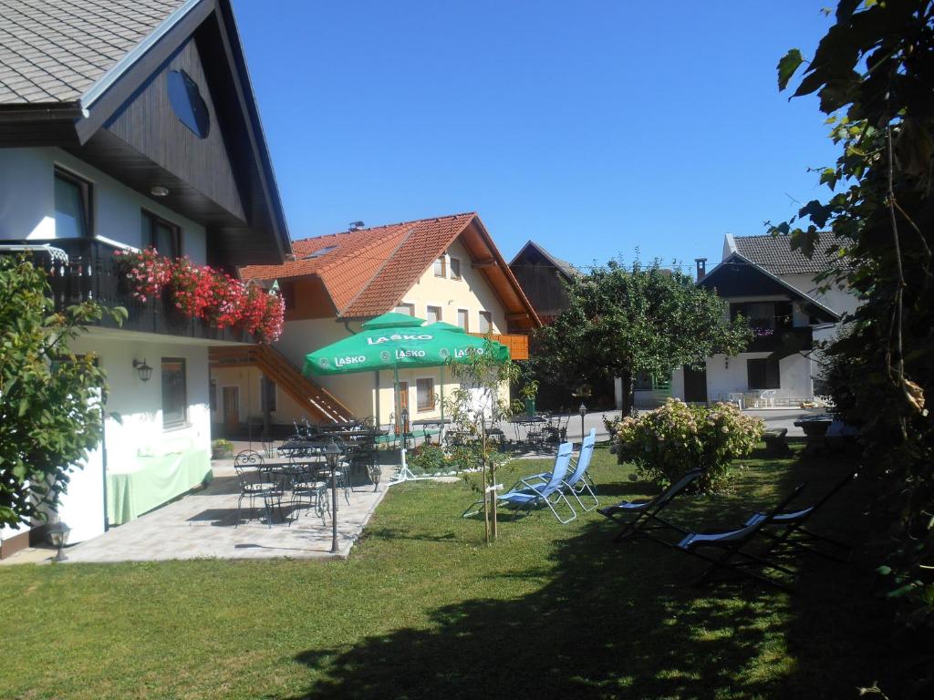 Zahrada ubytování Apartments & Rooms Preseren