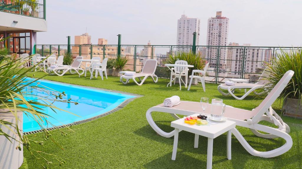 Bazén v ubytování Hotel Cecilia nebo v jeho okolí
