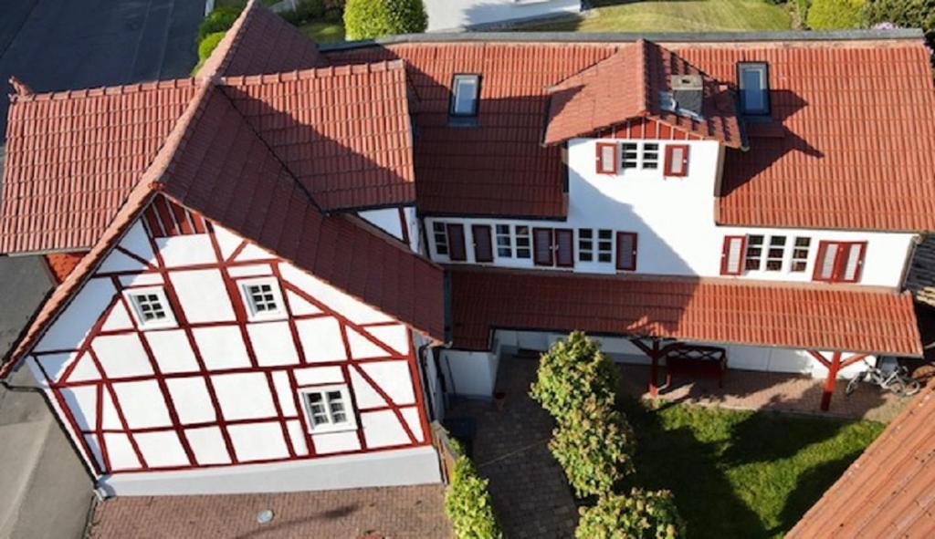 une vue sur le toit d'une maison aux toits rouges dans l'établissement Ferienwohnung Hänsel, à Cassel