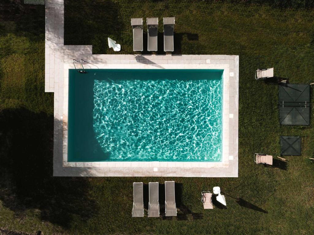 una vista sul soffitto di una piscina con sedie e sedie a sdraio di Agriturismo La Torretta - apt 4rooms with exclusive pool a Siena