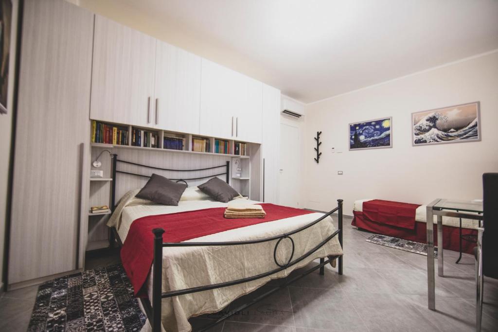 - une chambre avec un lit et une couverture rouge dans l'établissement ART & BOOKS bed and breakfast, à Mantoue