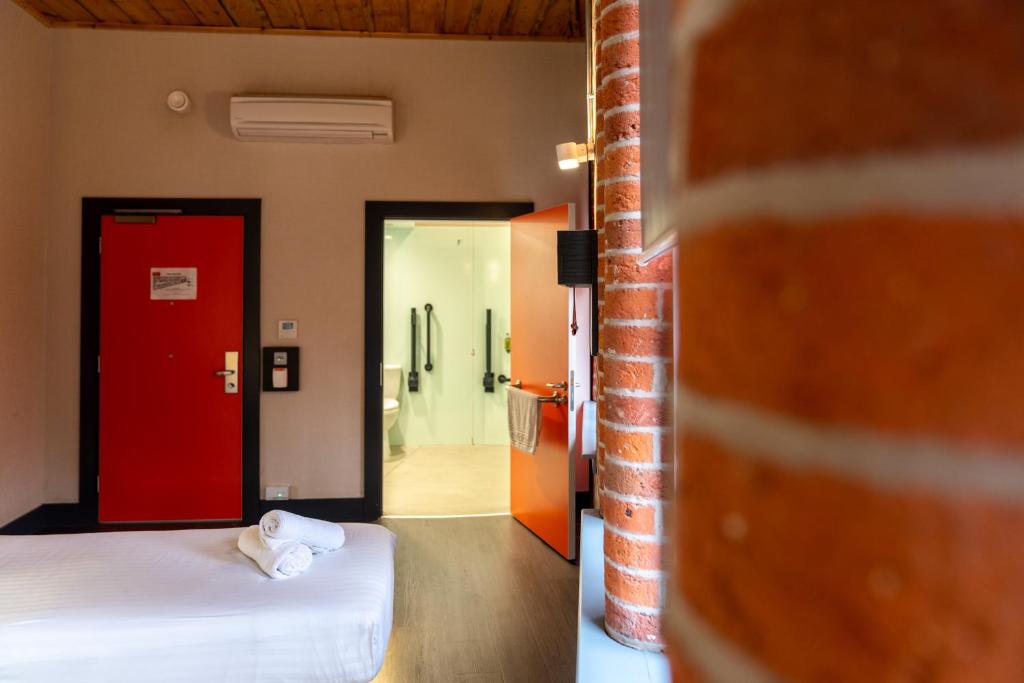 Postel nebo postele na pokoji v ubytování easyHotel Manchester