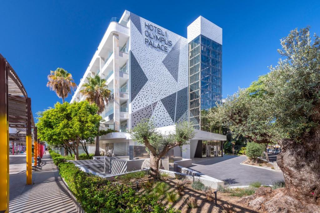 a building with a geometric design on it at Hotel Olympus Palace in Salou